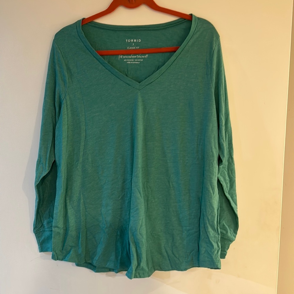 Torrid along Sleeve v neck shirt Kelly green size 2 (18-20)